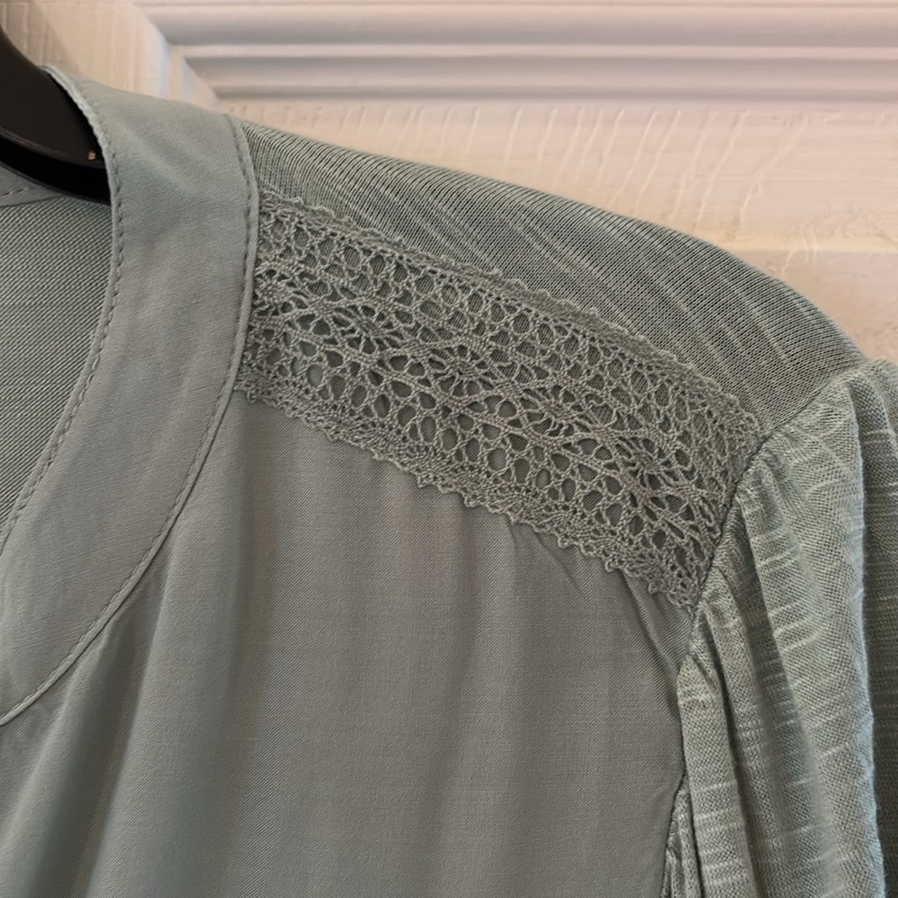 Embroidered button down blouse - Picture 4 of 7